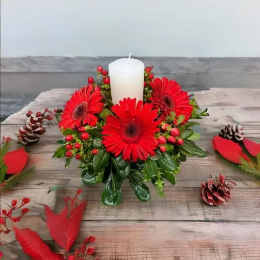 Centro de mesa navideño con flores gerberas